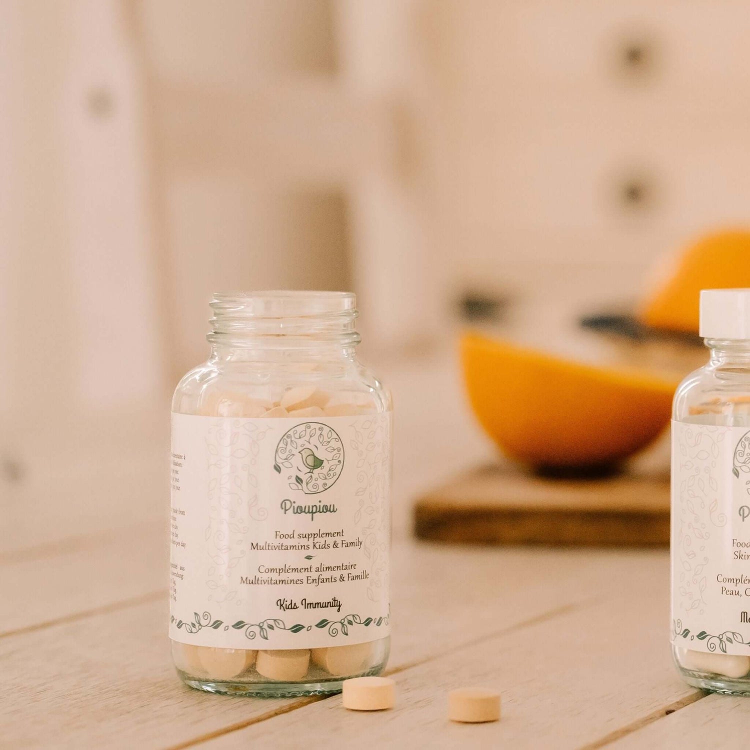 Kids Immunity | Vitamines à croquer pour soutenir les défenses des enfants in a jar on a wooden table.