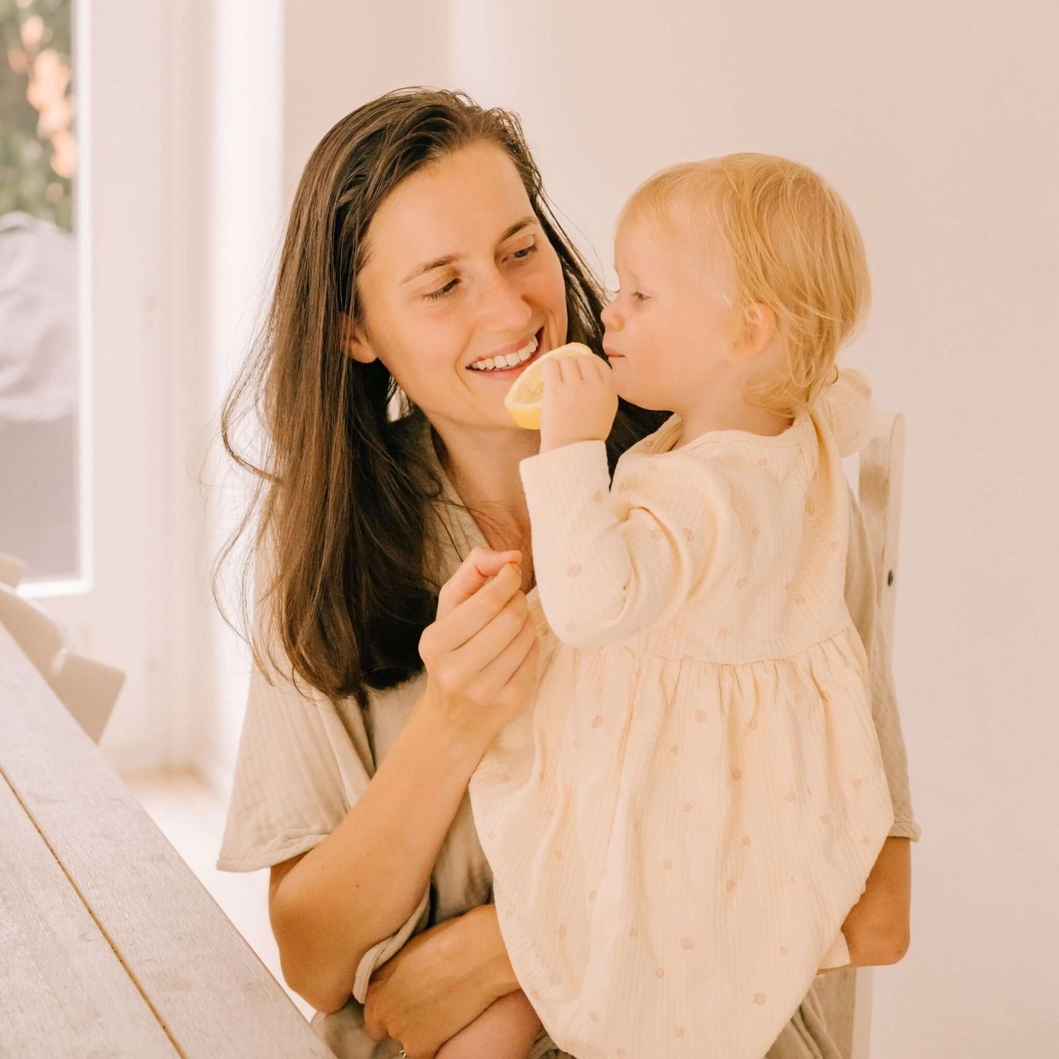 Kids Immunity | Vitamines à croquer pour soutenir les défenses des enfants - une maman avec sa petite fille à table.
