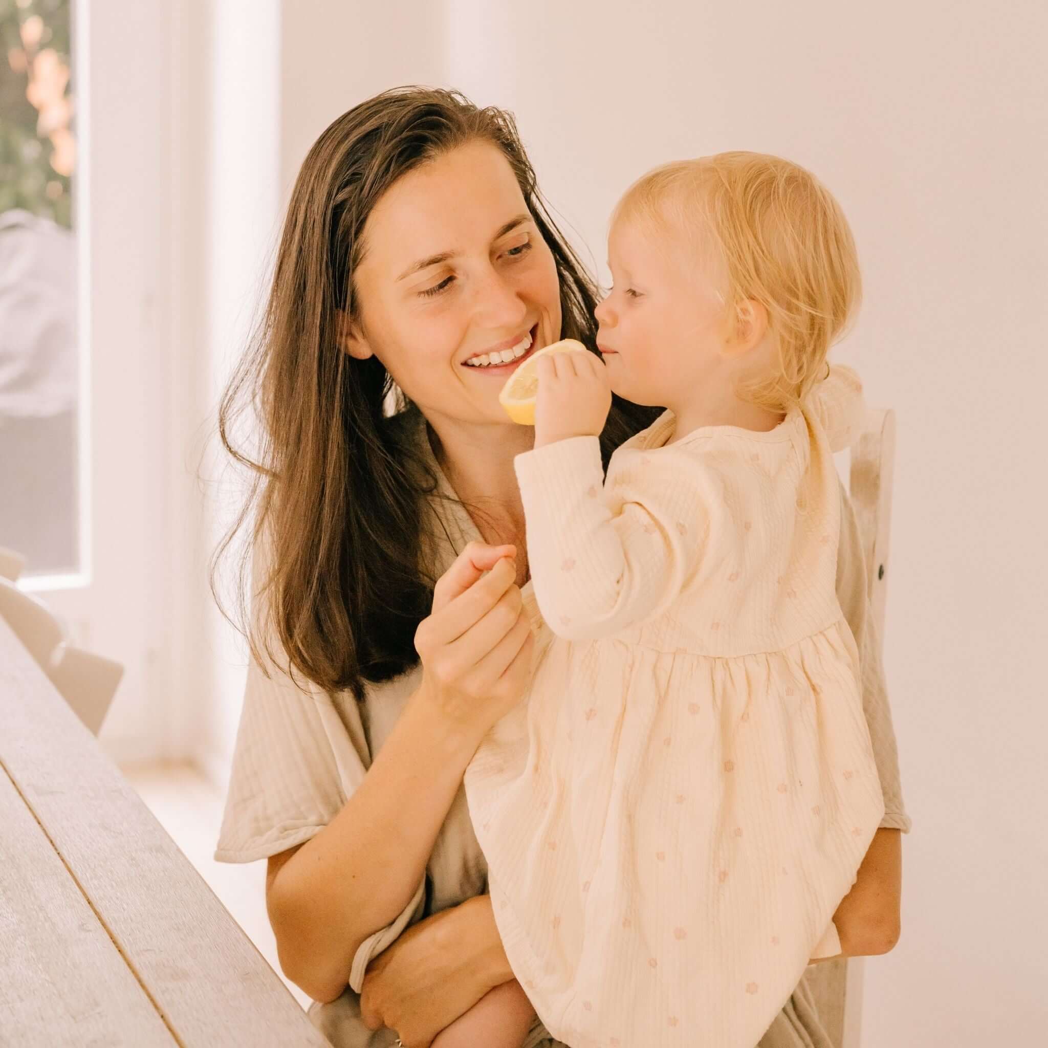 Kids Immunity | Vitamines à croquer pour soutenir les défenses des enfants - une maman avec sa petite fille à table.
